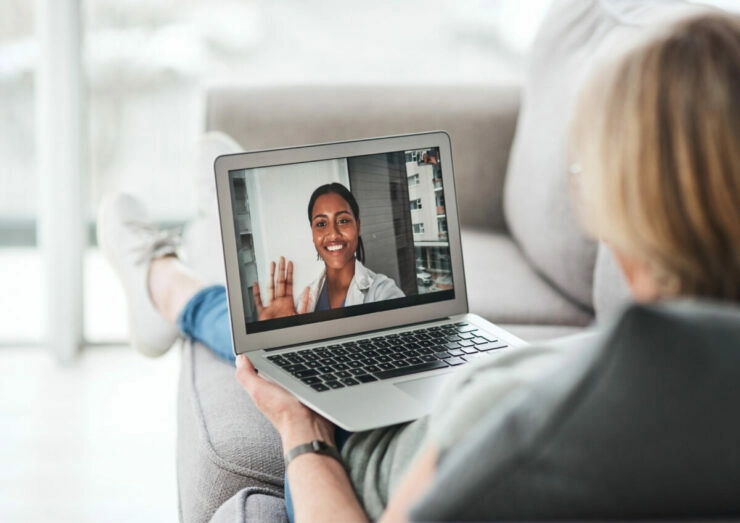 woman talking to doctor on her computer